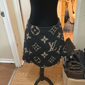 1️⃣0️⃣0️⃣0️⃣ brand new authentic Louis Vuitton wool mini skirt 🥰SOLD 🥰